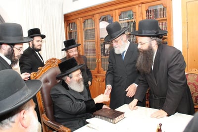מתנדבי ארגון זק"א בשיחה אישית עם האדמו"ר מסאדיגורא