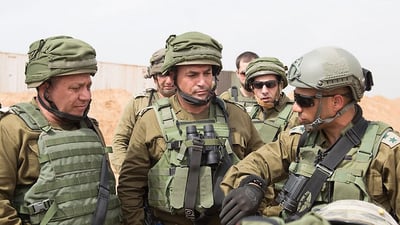 האלוף זמיר (במרכז) עם הרמטכ"ל איזנקוט בגבול עזה