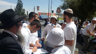 הפעלים מחתימים את העולים לרגל