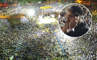 פרוש על רקע ההמונים בפארק
