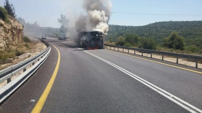אוטובוס עלה באש, לא היו נפגעים • צפו