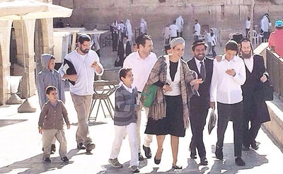 עדן הראל, עודד מנשה ורב הסלבס חסידים ברחבת הכותל