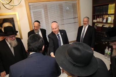 היועץ החרדי של טראמפ נפגש עם בכירי העסקנים החרדים