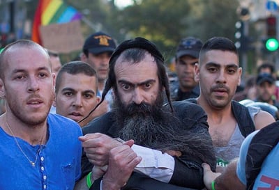 ישי שליסל דוקר את הצועדים