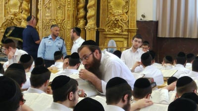 אזולאי בהיכל פוניבז'