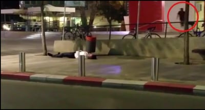 תיעוד: השוטר מבין שהמחבל בביתו, ורץ לשם