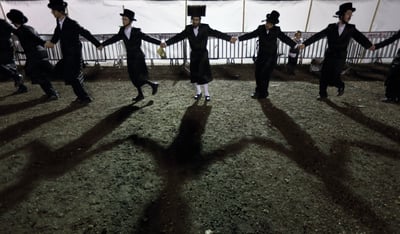 להתעטף בעונג של קדושה. אילוסטרציה