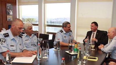 ניצב יצחקי מגיע לכנסת עם המפכ"ל, כדי לתת הסברים על המסמך שחיבר על החברים בבנין