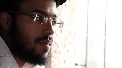 ביקורת אלבום: אלי דן נקרע בין פוניבז' לגאנה באלבום חדש
