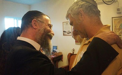 הרב ששכל את בנו הגיע לנחם את הורי הנרצחת: "צריך להודות לה'"