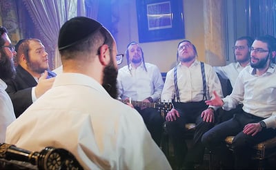 "נפשי חולה אהבתיך": הקליפ של לוי פאלקוביץ