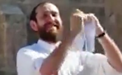 צפו: מפגין חרדי קרע את סידור התיפלה של נשות הכותל
