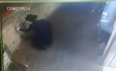 צפו: אלמוני מרסס גרפיטי "צבא = שמד" בבני ברק