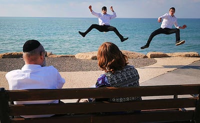 חרדים בחוף ים. אילוסטרציה
