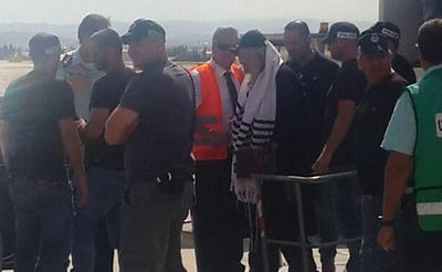 צפו בווידאו • הרב ברלנד ירד מהמטוס, נישק את הקרקע ונעצר