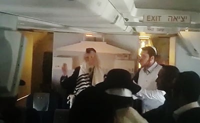 צפו בווידאו • הרב אליעזר ברלנד וחסידיו שרים במטוס