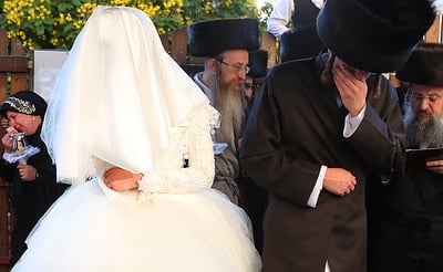 מוטי שטיינמץ והיתומים הטריים שרו ומחו דמעה. צפו
