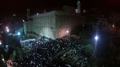 חסידי הרב ברלנד התאספו במערת המכפלה • צפו בתיעוד