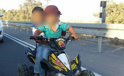 בני שנתיים על טרקטורון בכביש המהיר • צפו