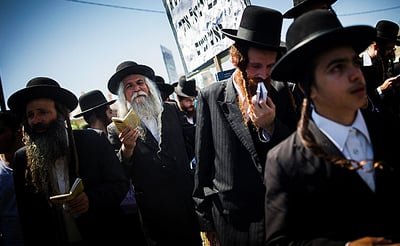 חסידי הרב ברלנד מפגינים נגד מעצרו, ביום שישי