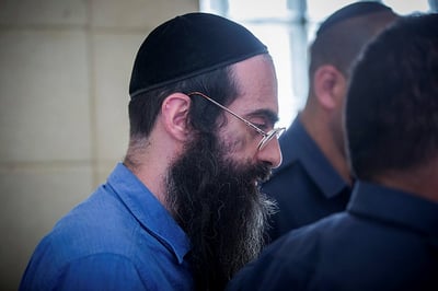 ישי שליסל חטף מכות לאחר שקרע תמונות בנותיו של שכנו לתא