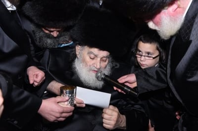בחתונת נכדו