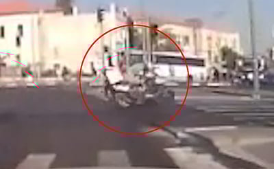 בגלל רמזור אדום: תאונה בין שני אופנועים