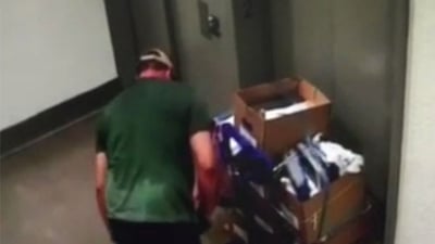 פרץ לרשות המסים והעלים את התיק נגדו • צפו
