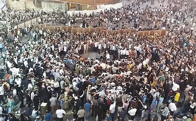 מרגש: שירת "אני מאמין" סוחפת בכותל המערבי. צפו