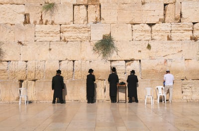 התנגדויות לבנות ברחבת הכותל מרכז מבקרים חינוכי. אילוסטרציה