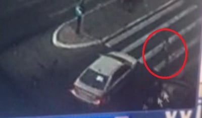 תיעוד מזעזע: הנהג פוגע בילד החרדי ונמלט