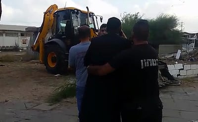 צפו: התושבים עוצרים בגופם את הנחת הקרוואנים של העירייה