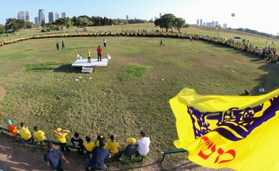 פארק המים נצבע צהוב: צפו ביום כיף של ילדי חב"ד