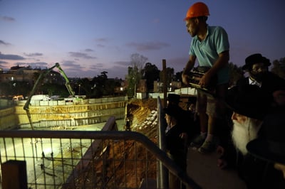 יציקה לבניין במעמד האדמו"ר | תיעוד