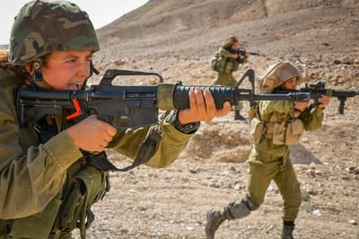 חיילים בגדוד. חשופים
