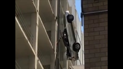 המכונית עפה מהחניון ונתלתה באוויר • צפו