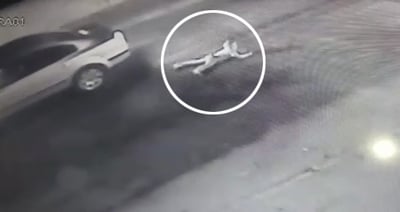 צפו בווידאו: פעוט חוצה כביש, נדרס וקם