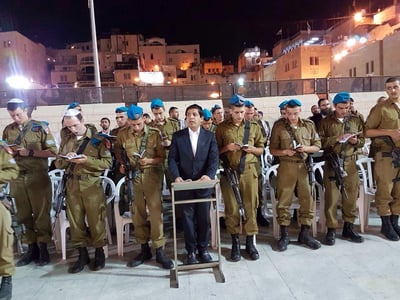 תיעוד: חיל התותחנים ורב הסלבס בסליחות בכותל