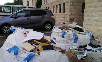 הר נוף: בית הכנסת בשיפוצים, ספרי קודש מתגוללים בביזיון