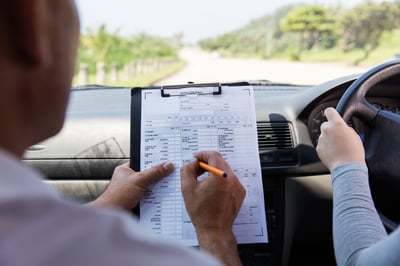 התחזה כדי להערים על מבחן הנהיגה. אילוסטרציה