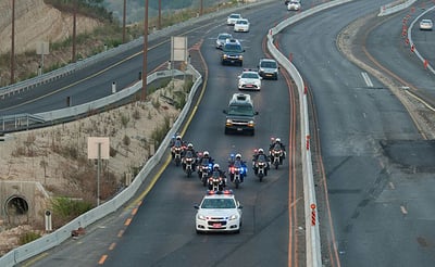 ארונו של פרס והליווי המשטרתי בדרך לירושלים • צפו
