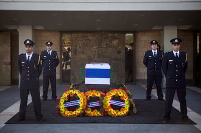 נפרדים: ארונו של שמעון פרס ז"ל הוצב ברחבת הכנסת