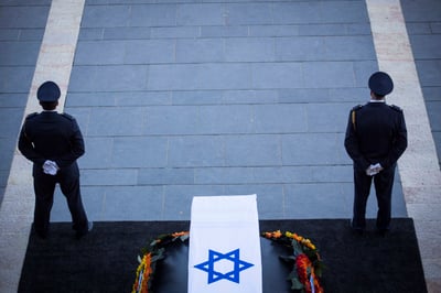 ארונו של פרס ברחבת משכן הכנסת, היום