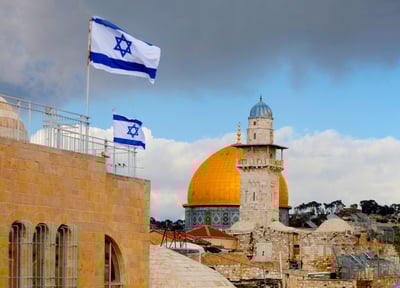 השופט שוכנע כי שהו במקום לצרכי תפילה. אילוסטרציה