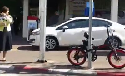 מתנדב הצלה שנסע על המדרכה עוכב לחקירה • צפו