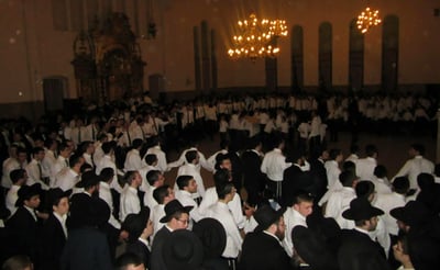שמחת תורה בישיבת פוניבז': כך נמכרו ההקפות לבחורים