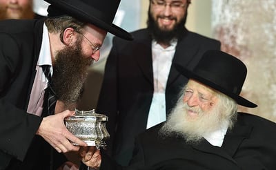 הגר"ח מעניק את קופסת האתרוג