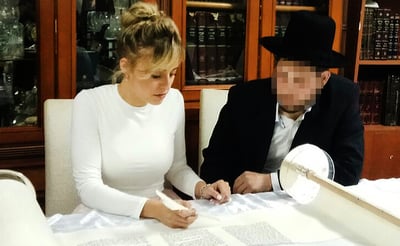 אפוליון עם ספר התורה