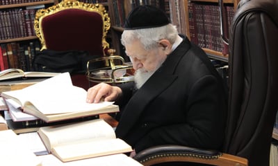 מרן הגר"ע יוסף על ספריו: "לא הוצאתי את זה מהשרוול"