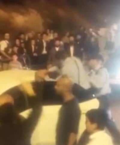 תיעוד קשה: השוטר מכה את המפגין החרדי שוב ושוב